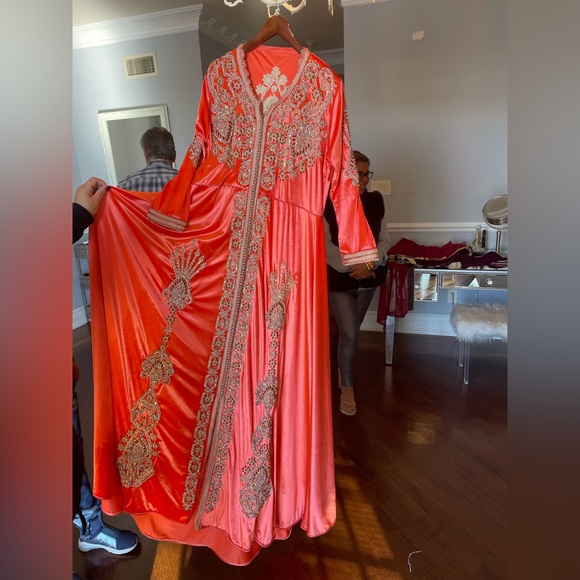 Dresses - Picture 4 of 6